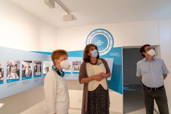 Petra Pau in der Ausstellung im Erinnerungsort BADEHAUS