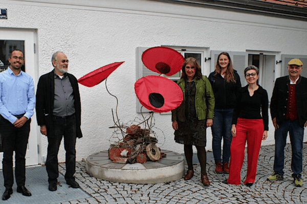 Eröffnung der Mahnblumen-Installation mit Walter Kuhn vor dem Erinnerungsort BADEHAUS