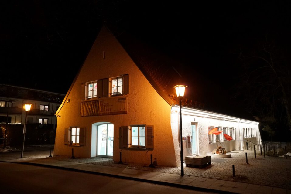 Erinnerungsort BADEHAUS bei Nacht