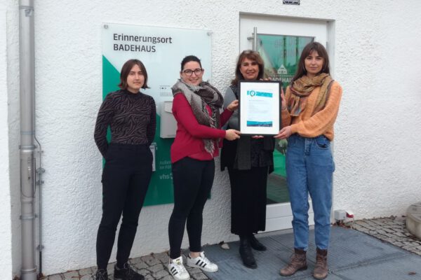 Urkundenübergabe GoVolunteer am Erinnerungsort BADEHAUS