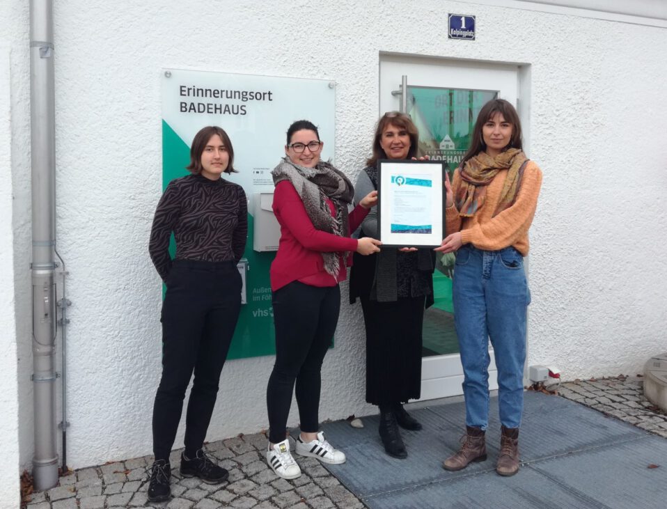Urkundenübergabe GoVolunteer am Erinnerungsort BADEHAUS