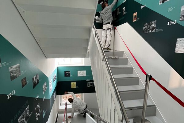 Montage des neuen Zeitstrahls im Erinnerungsort BADEHAUS