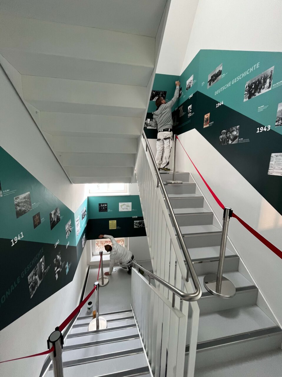 Montage des neuen Zeitstrahls im Erinnerungsort BADEHAUS