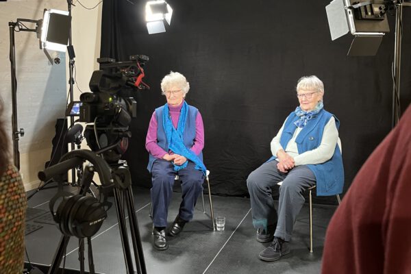 Schmidt Schwestern bei Zeitzeugeninterview im Erinnerungsort BADEHAUS