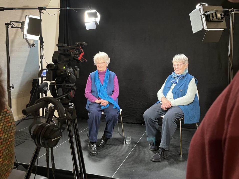 Schmidt Schwestern bei Zeitzeugeninterview im Erinnerungsort BADEHAUS