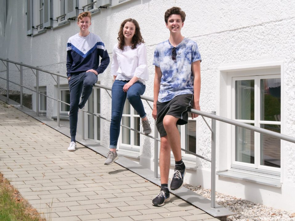 Jungen Menschen vor dem Erinnerungsort BADEHAUS